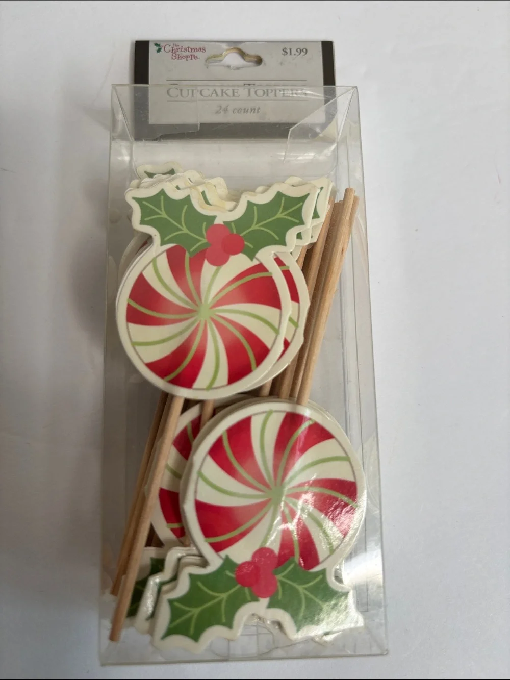 HOLIDAY BAKERS BUNDLE!!  COOKIE CUTTERS, CUPCAKE BAKING CUPS, ETC.  (ALL NEW)🎄